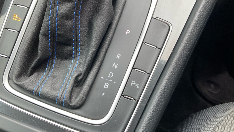 Volkswagen Golf 99kW e-Golf 35kWh 5dr Auto Electric Hatchback